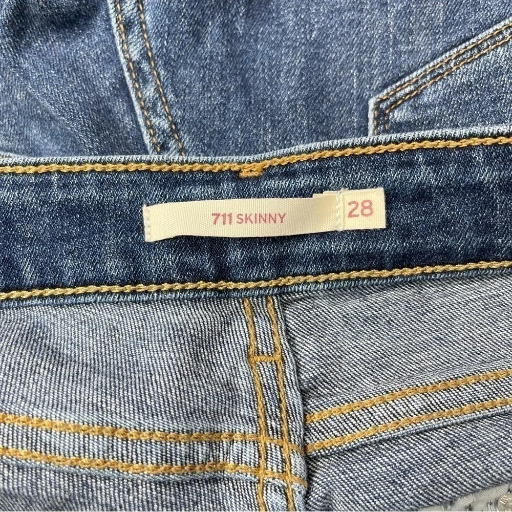 Levi’s 711 Distressed Skinny Ankle Jean size 28